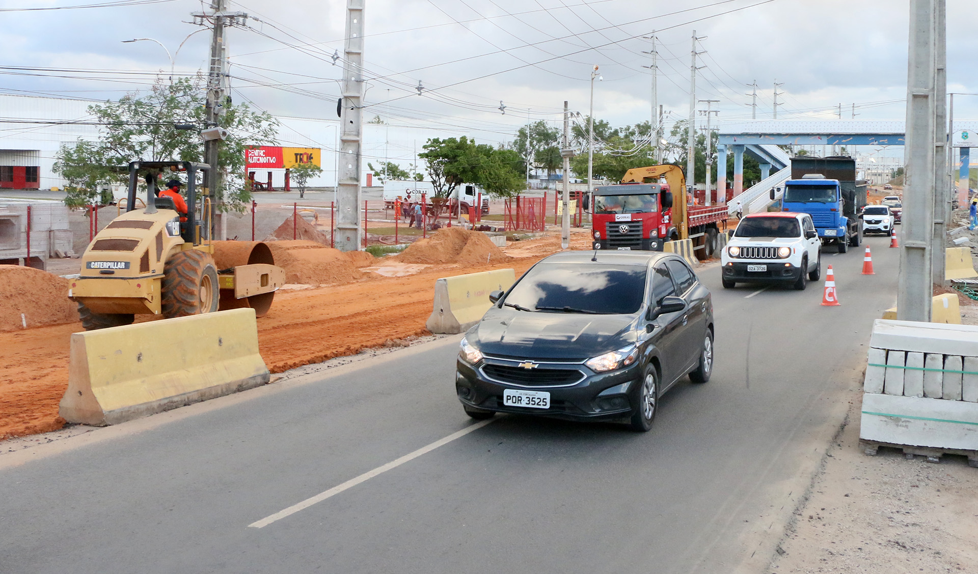 carro circulando por uma via em obras